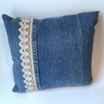 подушка из джинсов с кружевом сбоку