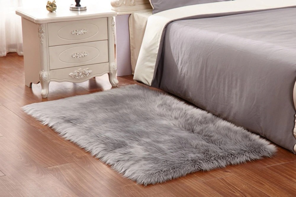 прикроватный коврик для спальни дизайн фото