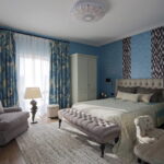 шторы в спальне с голубыми обоями