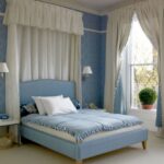 бежевые шторы в спальне с голубыми обоями