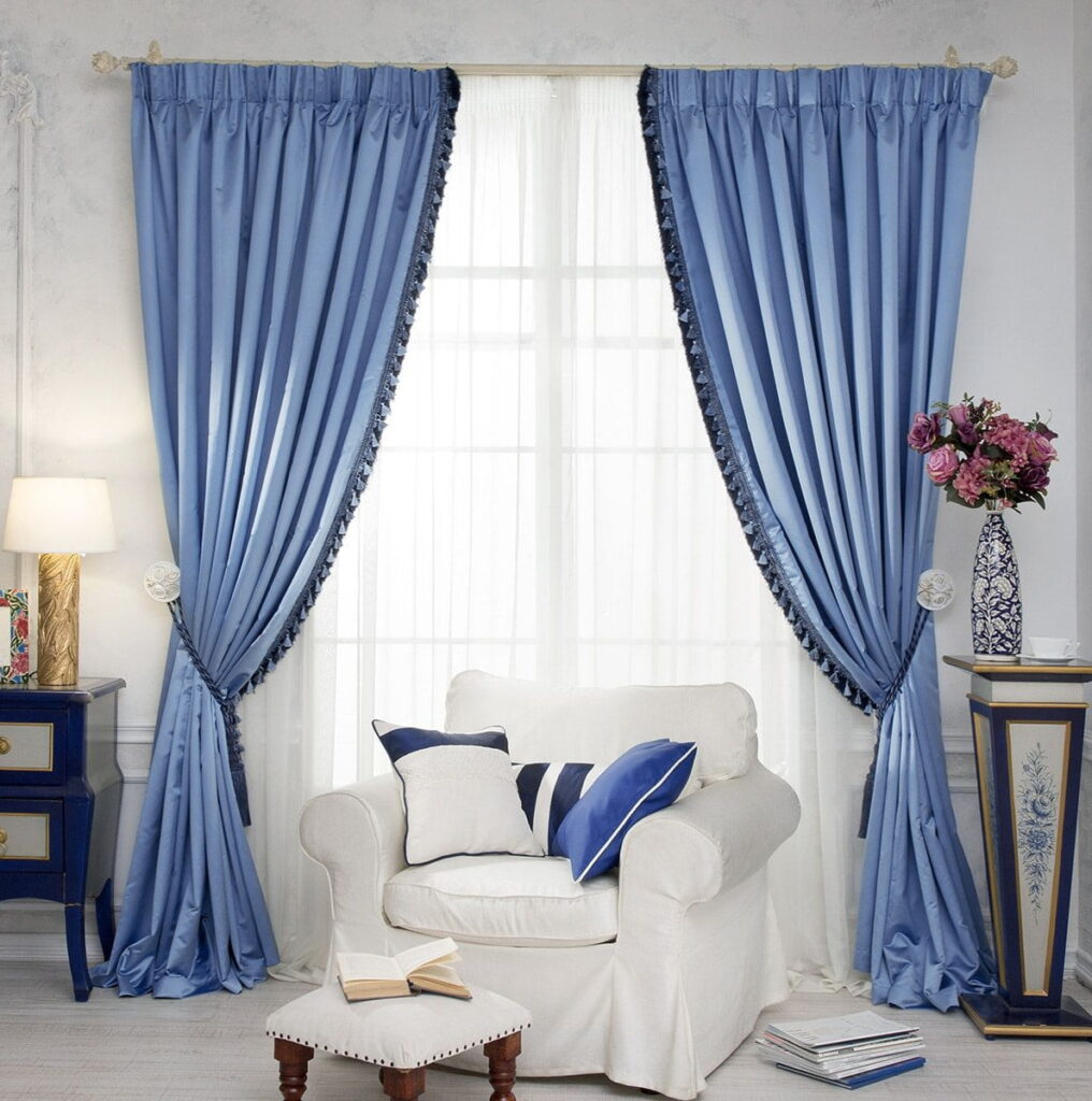 Синие шторы: фото в интерьере гостиной, на кухню, белые с синим