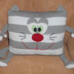 подушки вязаные кот полосатый
