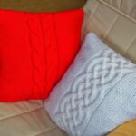 подушка на спицах красная и белая