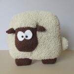 подушка на спицах овца