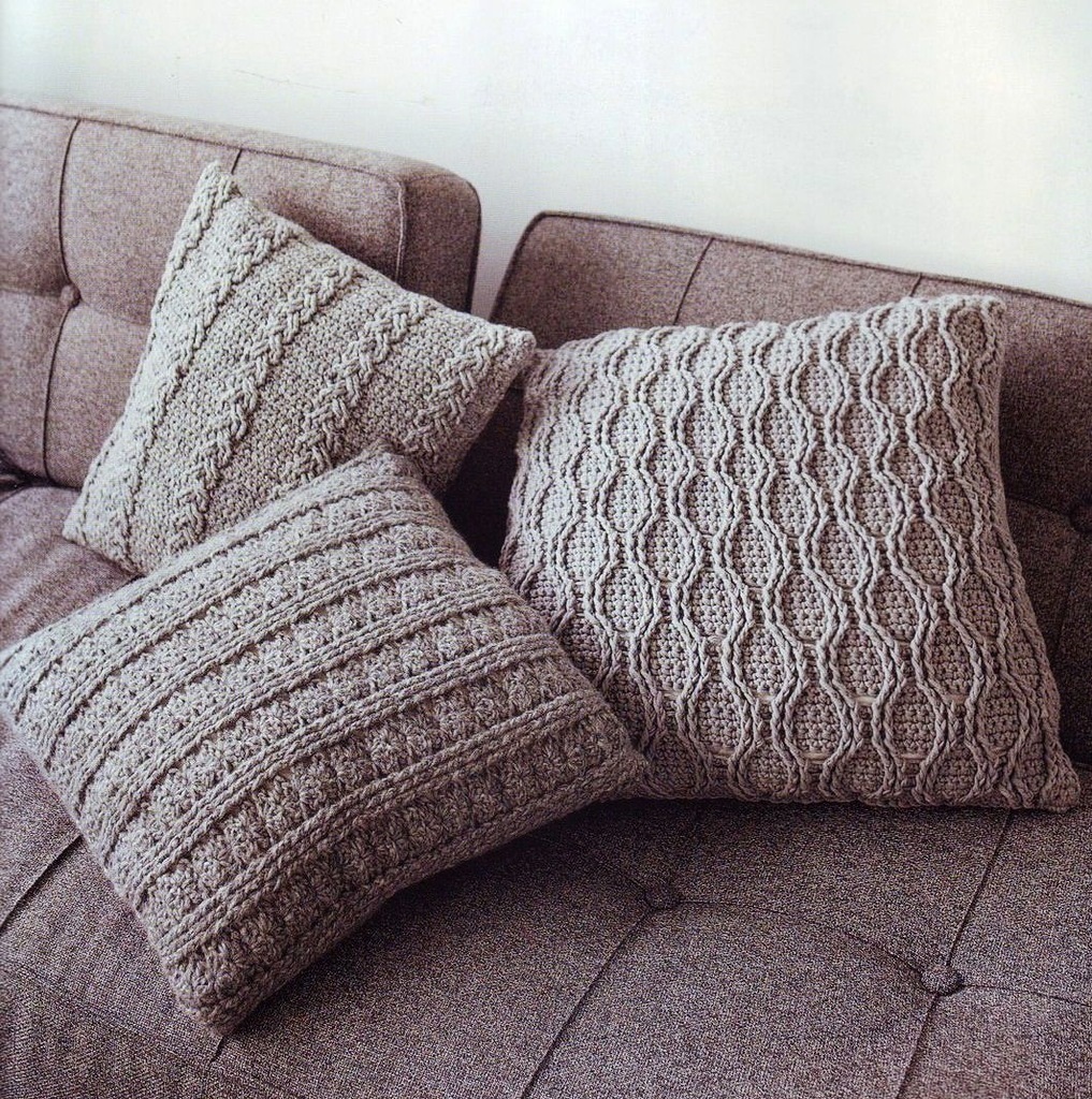 Связанные спицами подушки на диван