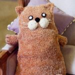 подушка на спицах кот коричневый