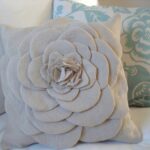 декоративная подушка большая роза
