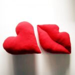 декоративная подушка губа сердце