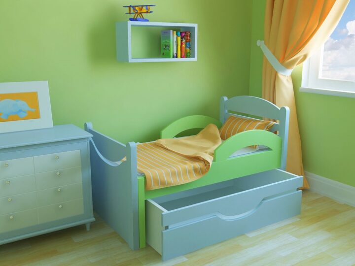 Двуспальная детская кровать с бортиками