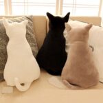 подушки-коты на диване