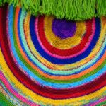 разноцветный коврик из пряжи
