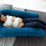 синяя подушка для беременной