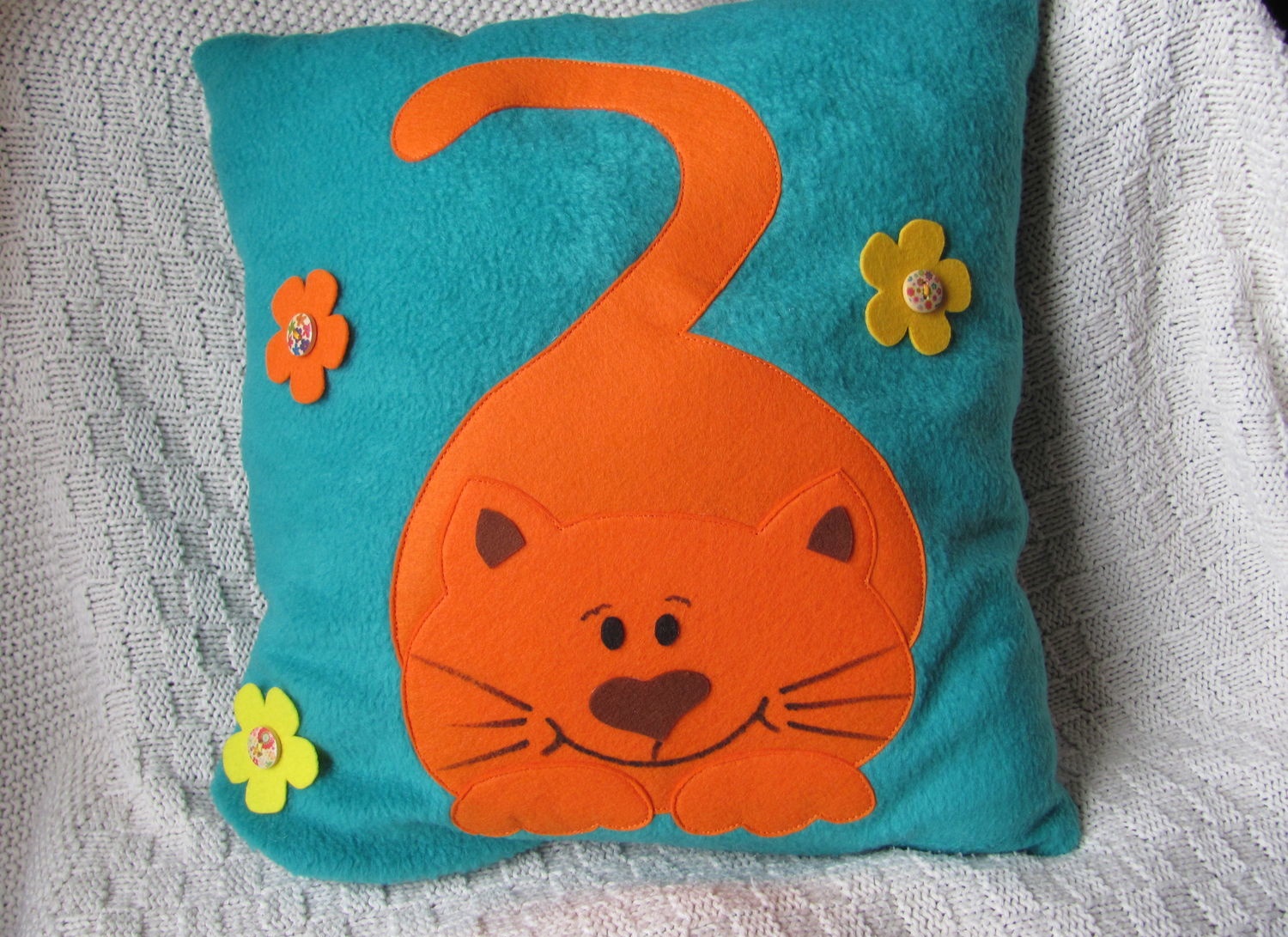 оранжевый кот на ткани