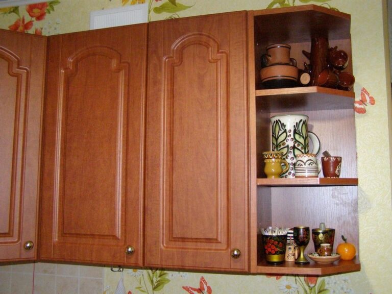 На каком расстоянии вешать кухонные шкафы на стену
