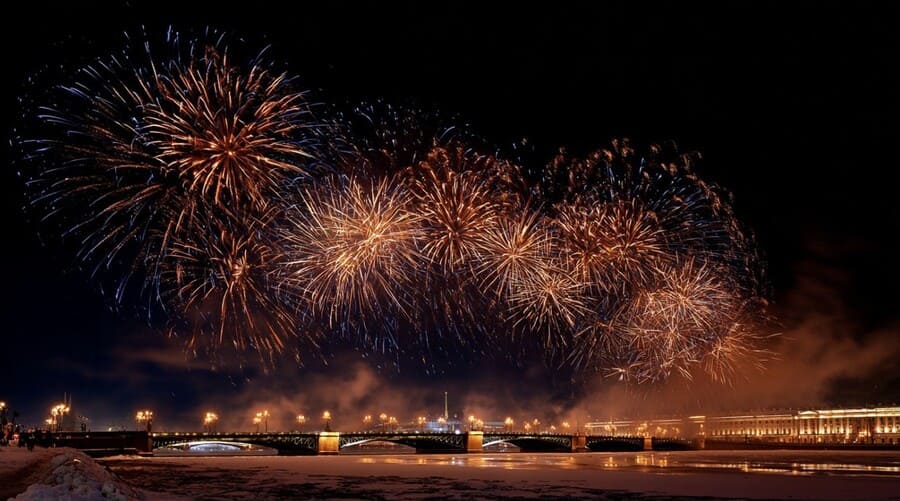 Фейерверк над Невой в новогоднюю ночь