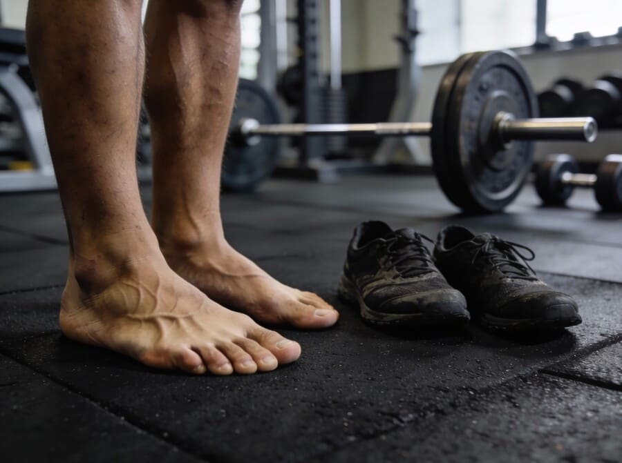 Атлет в спортивном зале