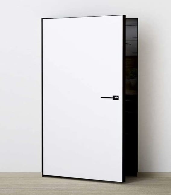 Скрытая дверь на белой стене