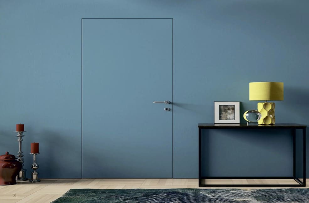 Скрытая дверь на зеленой стене