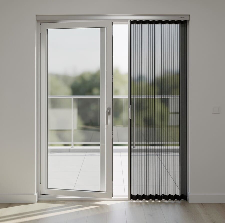 Балконная дверь с москитной сеткой плиссе