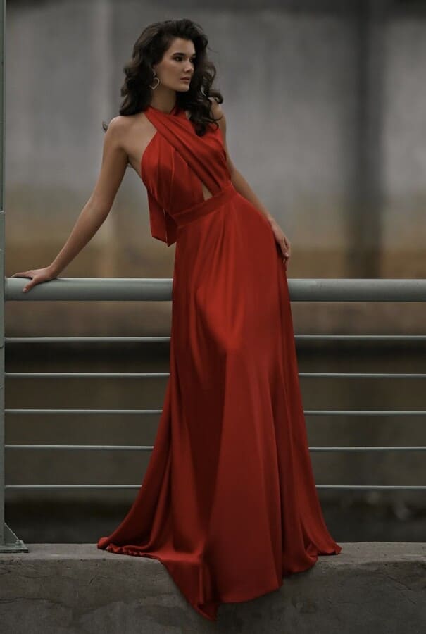 Девушка в торжественном праздничном платье