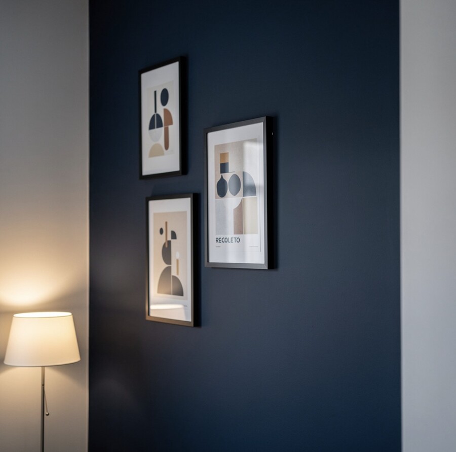 Крупный план фрагмента стены в маленькой квартире