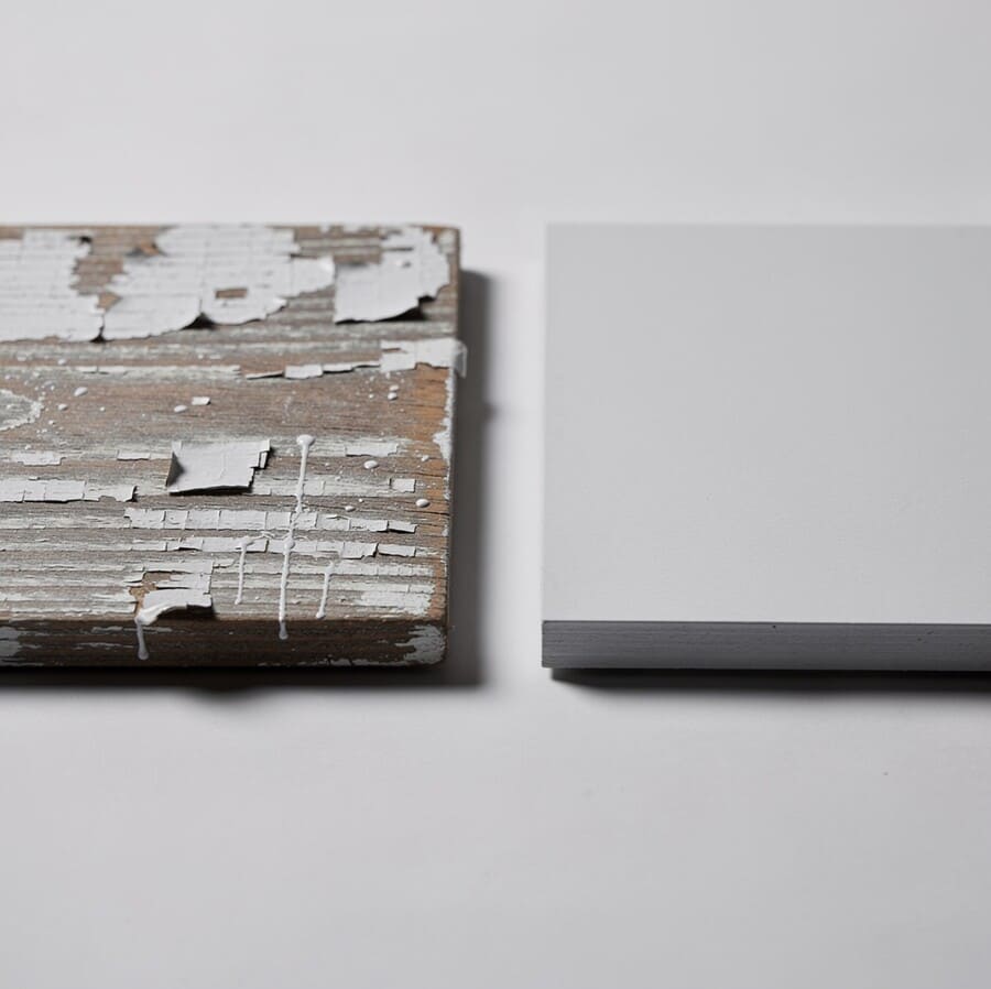 Параллельное сравнение двух окрашенных деревянных досок